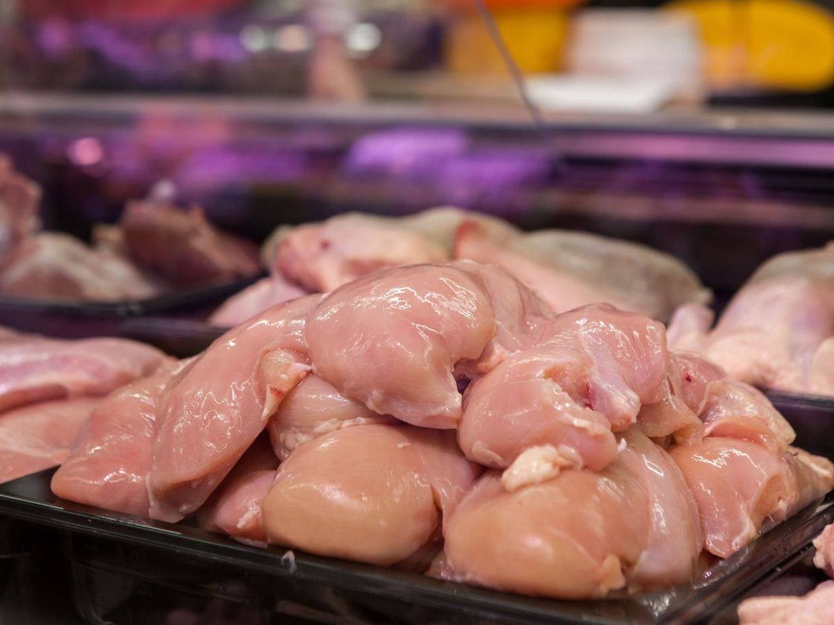 Fresh Halal chicken breast portions